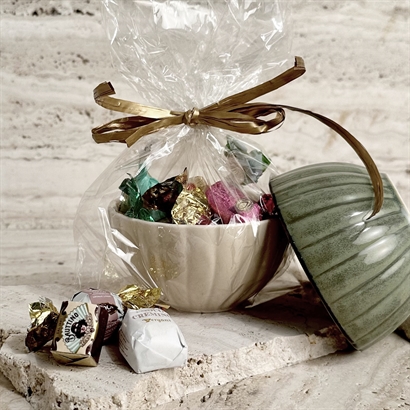 Bloomingville enfärgad keramikskål med 250 gram lyxig chokladblandning.